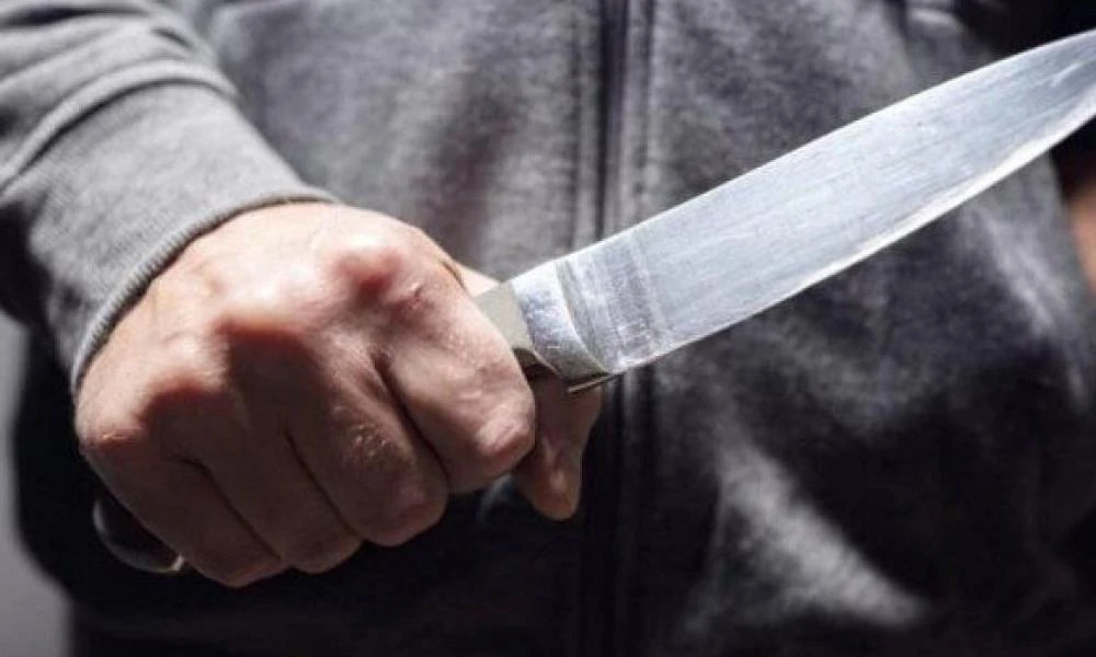 Απίστευτο σκηνικό ενδοοικογενειακής βίας στην Ομόνοια: 34χρονος επιτέθηκε με μαχαίρι στην έγκυο σύντροφό του
